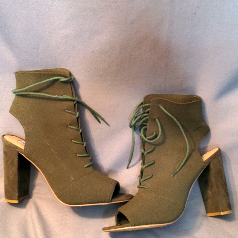 OLIVE STEVE MADDEN SOCK BOOTIES 👢